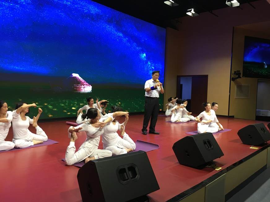 说明: D:\2018年新闻\180530 工会 必赢官网举办“传承民族经典 坚定文化自信”教职工葫芦丝协会汇报演出\2、夏伟校长独奏.JPG