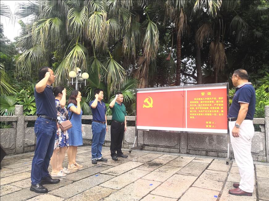 说明: D:\搜狗高速下载\9月19日 缅怀先烈,铭记历史——烹饪学院党总支赴西海抗日烈士陵园开展主题党日活动 新闻稿\重温入党誓词.jpg