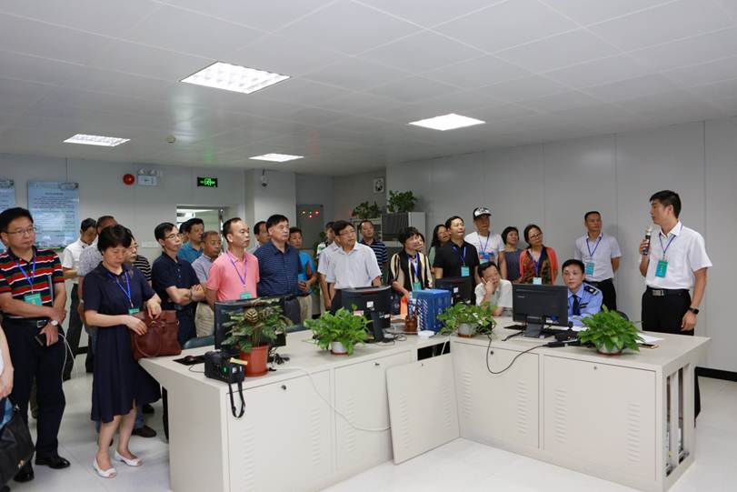 说明: F:\7月14日 2017广东省高等职业院校教学工作会议在必赢官网举行\选\14参观顺职院智慧校园安全监控平台.JPG