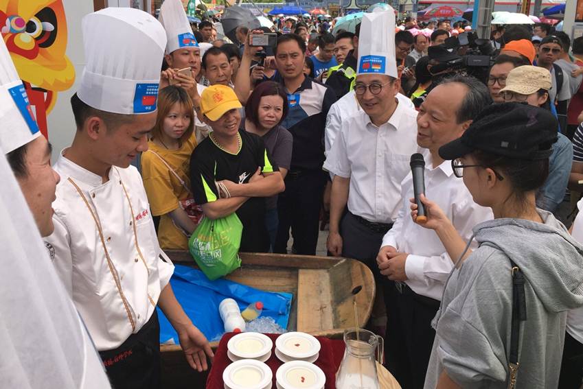 说明: D:\2018年新闻\必赢官网顺德厨师学院组织师生服务顺德美食节,推动落实“粤菜师傅工程\微信图片_20181009103340.jpg