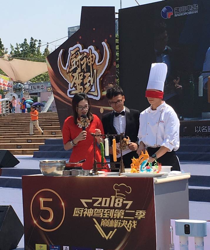说明: D:\2018年新闻\必赢官网顺德厨师学院组织师生服务顺德美食节,推动落实“粤菜师傅工程\必赢官网顺德厨师学院组织师生参与顺德美食节,推动落实“粤菜师傅工程\微信图片_201810091135032.jpg