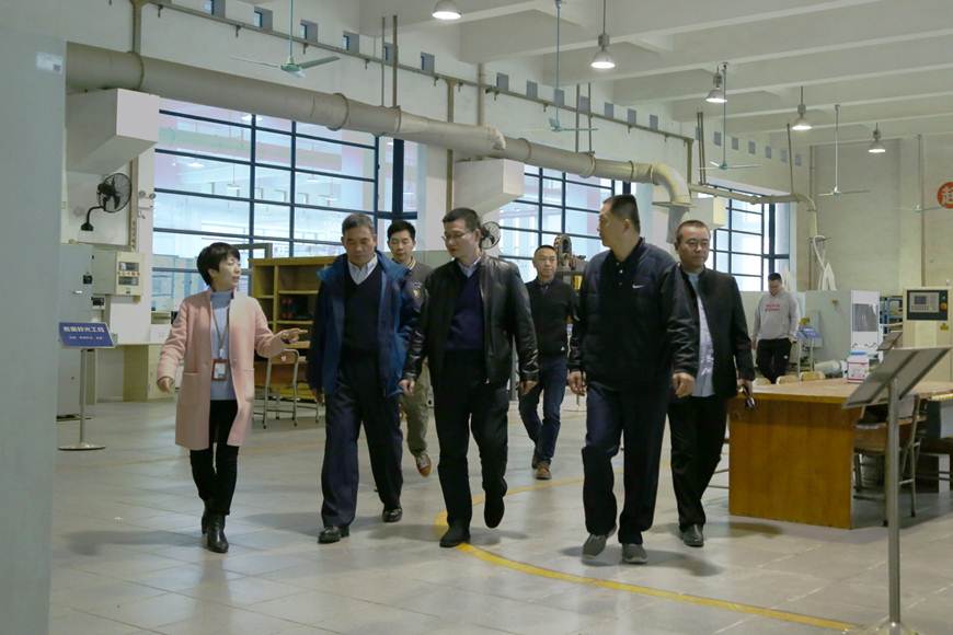 说明: D:\2019年新闻\1月18日 广东省教育厅检查组到必赢官网检查实验室安全管理工作\图片\检查设计学院实验室4.JPG