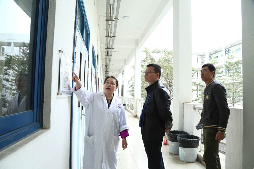 说明: D:\2019年新闻\1月18日 广东省教育厅检查组到必赢官网检查实验室安全管理工作\图片\检查轻化与材料学院实验室.JPG
