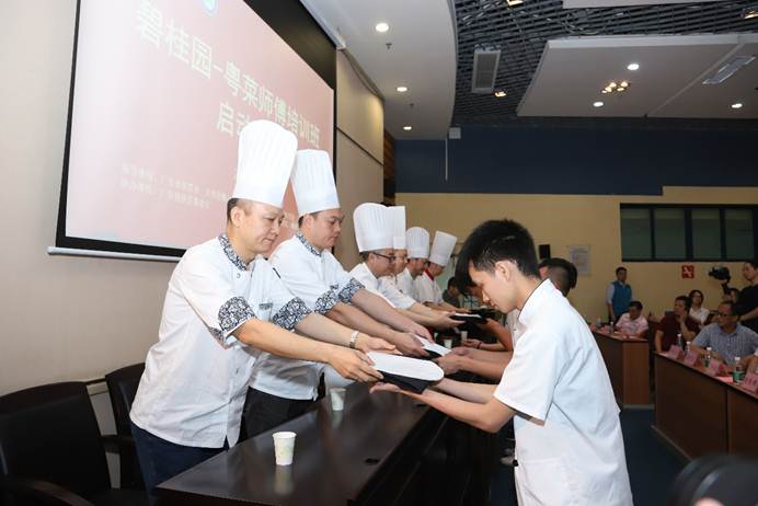 说明: D:\2019年新闻\5月16日 “碧桂园-粤菜师傅培训”首期培训班在必赢官网正式开班\拜师仪式.png