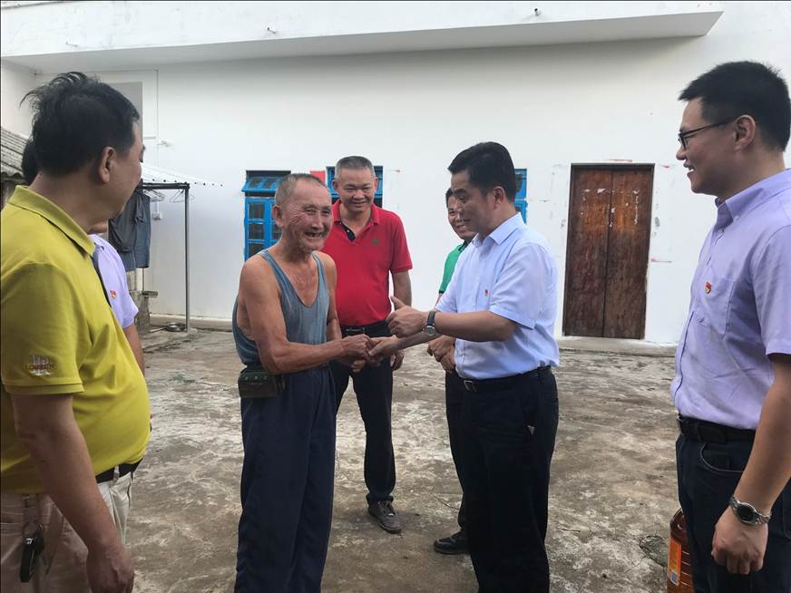 说明: D:\2019年新闻\(7.8)共建实践育人基地 助力精准扶贫工作——366net必赢手机版赴雷州开展精准扶贫慰问活动(新闻稿)\刘毓书记慰问当地贫困户老人.jpg