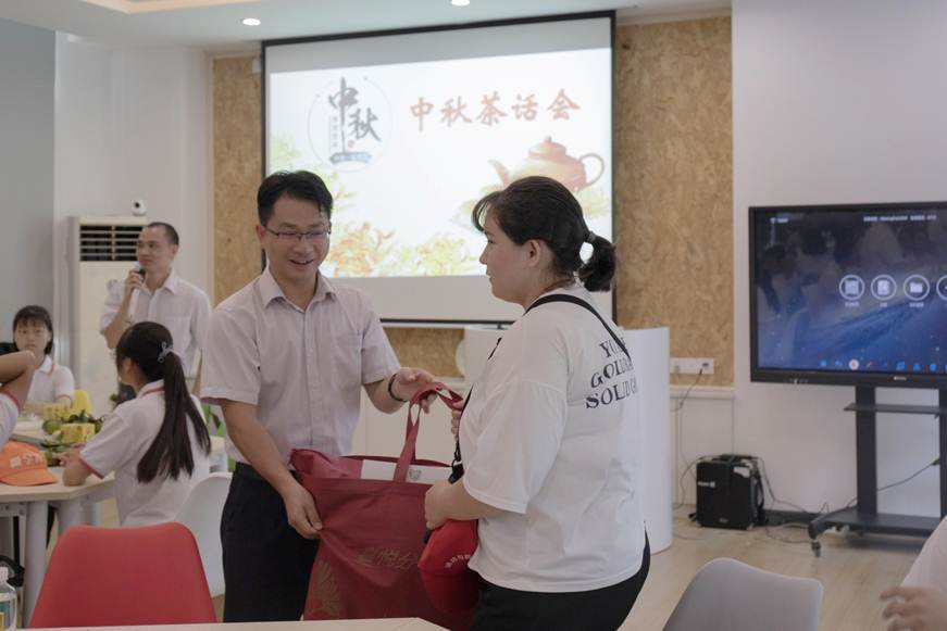 说明: D:\2019年新闻\必赢官网举行中秋节少数民族、家庭经济困难学生座谈会\2.jpg