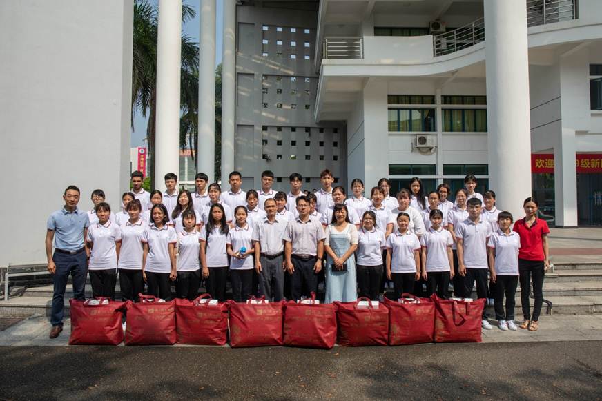 说明: D:\2019年新闻\必赢官网举行中秋节少数民族、家庭经济困难学生座谈会\4.jpg