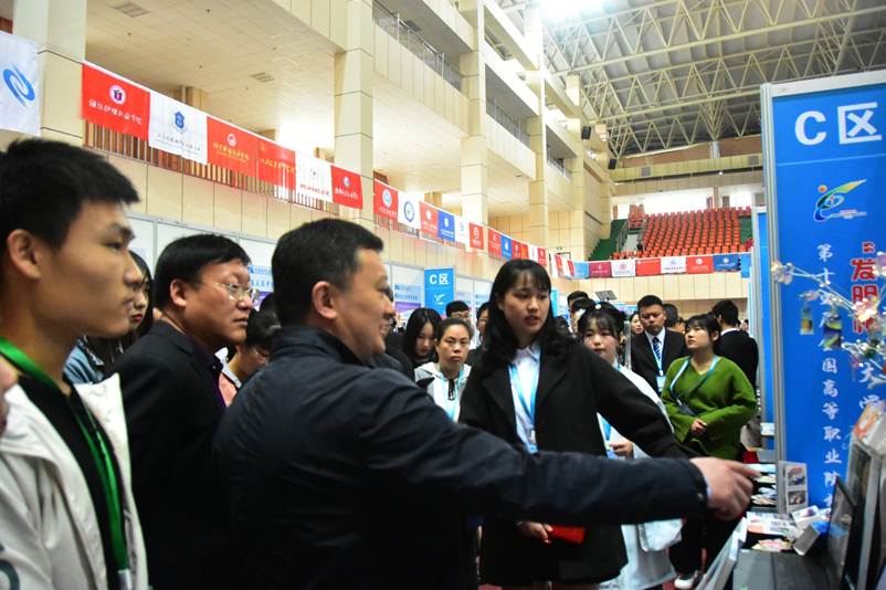 说明: D:\2019年新闻\10月27日 必赢官网参加第十四届全国高等职业院校“发明杯”大学生创新创业大赛再创佳绩\比赛现场2.JPG